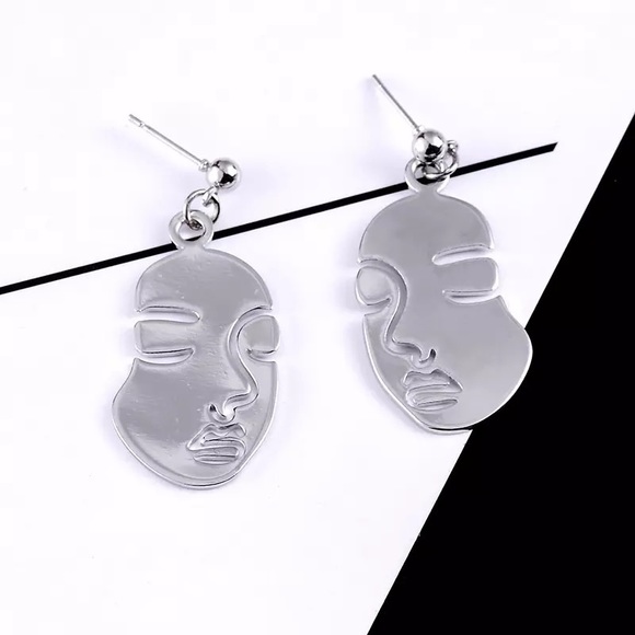 3/$30 🤍 Abstract Face Earrings - Picture 5 of 5